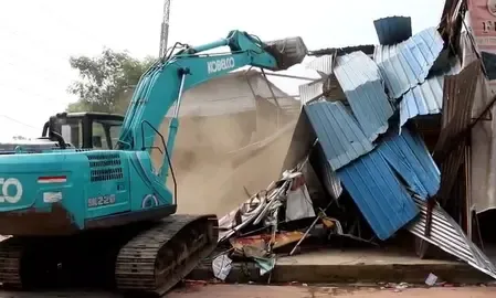 चंडीगढ़ : फर्नीचर मार्केट पर चला बुलडोजर, 100 से ज्यादा दुकानें तोड़ी गई