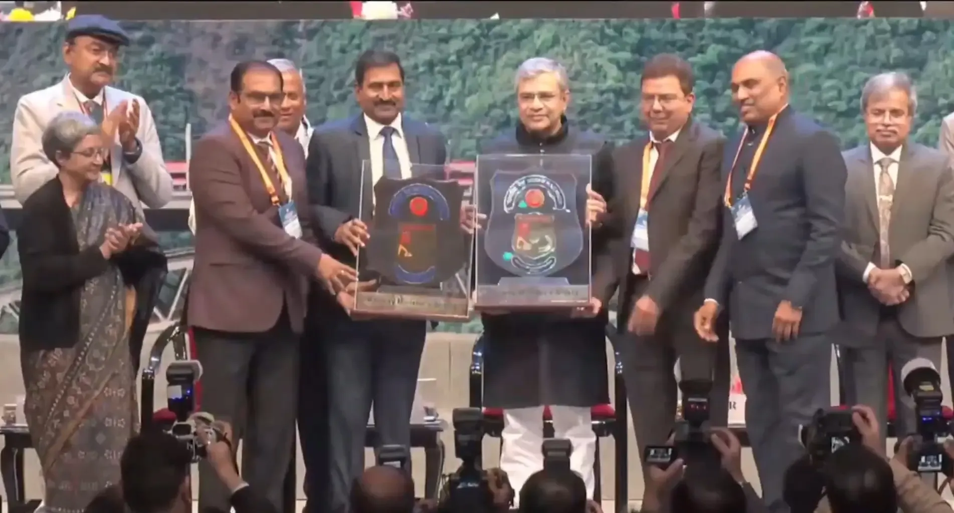 क्या 101 रेल अधिकारियों को 70वें अति विशिष्ट रेल सेवा पुरस्कार से सम्मानित किया गया?