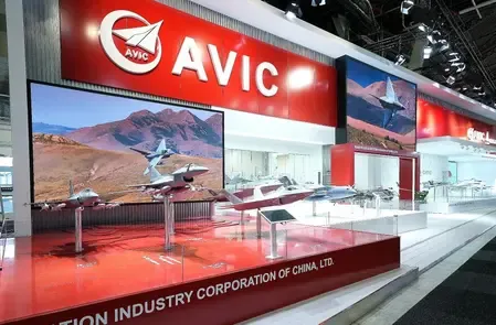 स्टार लड़ाकू विमान जे-10सीई का पेरिस एयर शो में पदार्पण