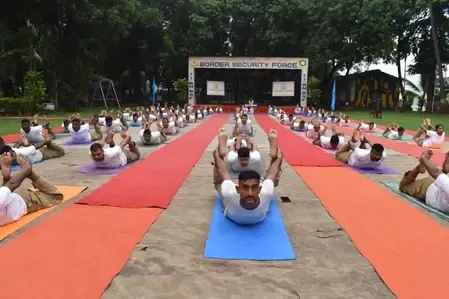 बीएसएफ ने 11वें अंतर्राष्ट्रीय योग दिवस पर सीमावर्ती क्षेत्रों में आयोजित किए भव्य योग शिविर