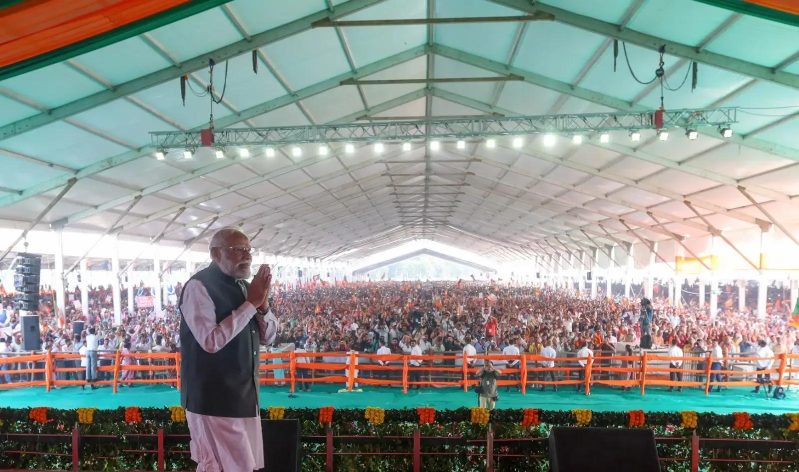 क्या पीएम मोदी ने 11 घंटे में 1,680 किमी की यात्रा और पांच कार्यक्रमों के माध्यम से राष्ट्र के प्रति अपनी प्रतिबद्धता साबित की?