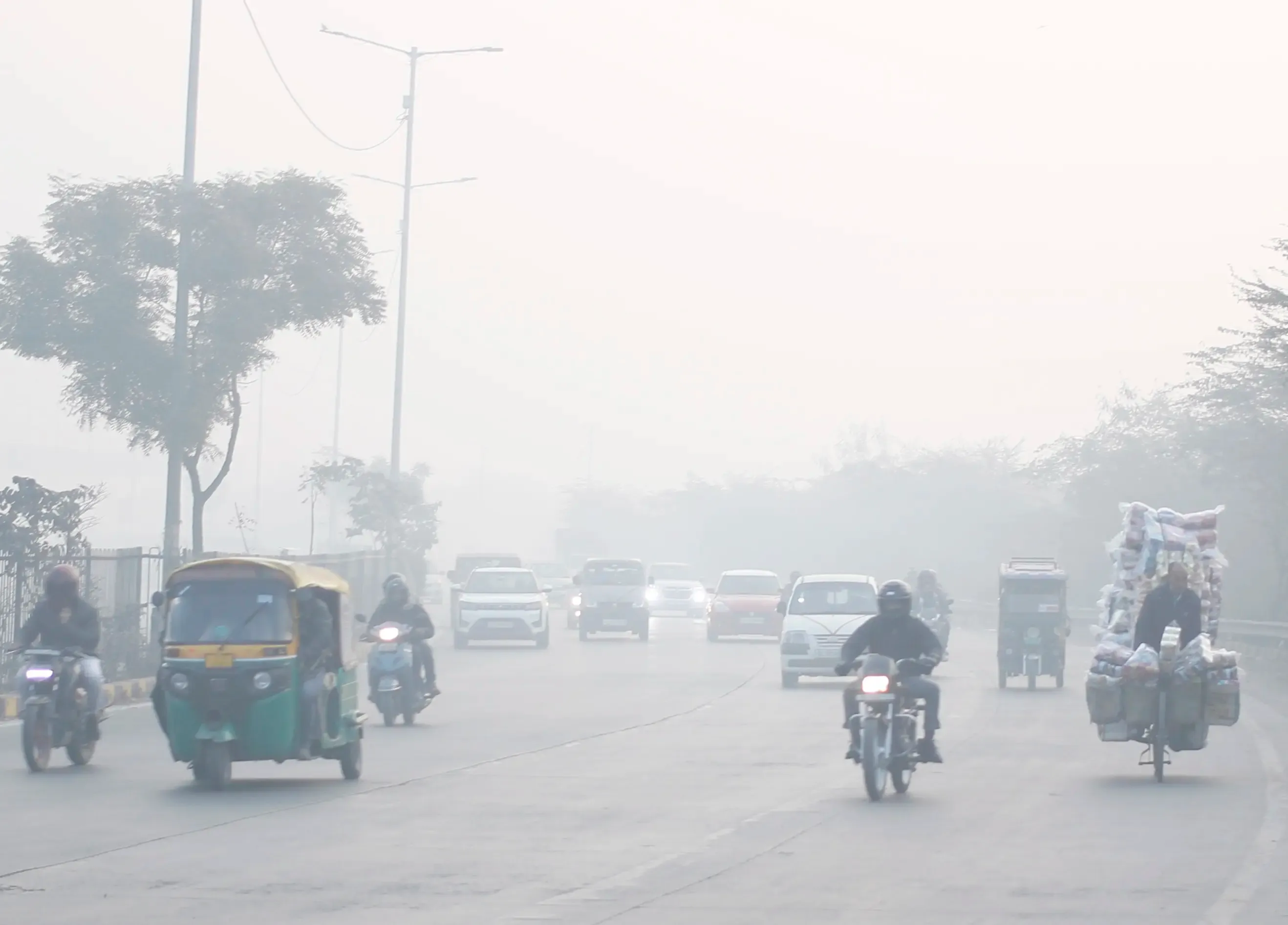 क्या वायु गुणवत्ता प्रबंधन आयोग ने 330 स्थानों का निरीक्षण कर 72 मामलों में सख्त कार्रवाई की?