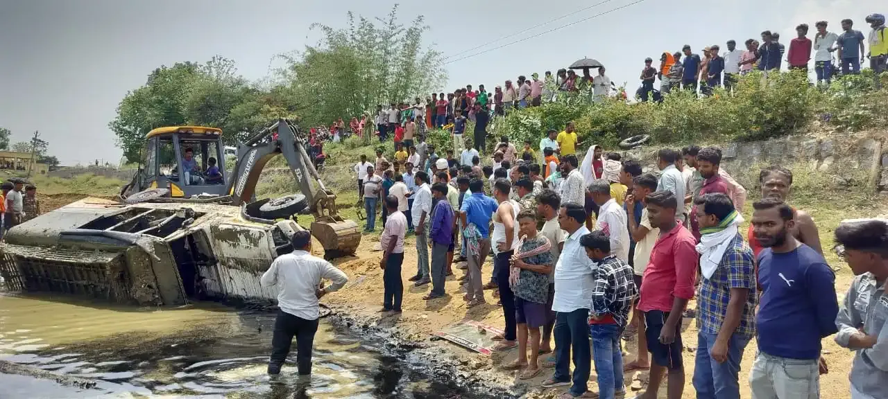 What Happened When a Pickup Van Plunged into a Pond in Jharkhand’s Hazaribagh?