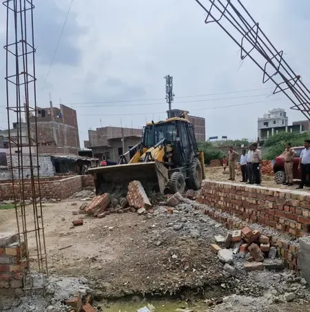 नोएडा में अवैध निर्माण पर बुलडोजर एक्शन, 18 करोड़ की जमीन अतिक्रमण मुक्त 