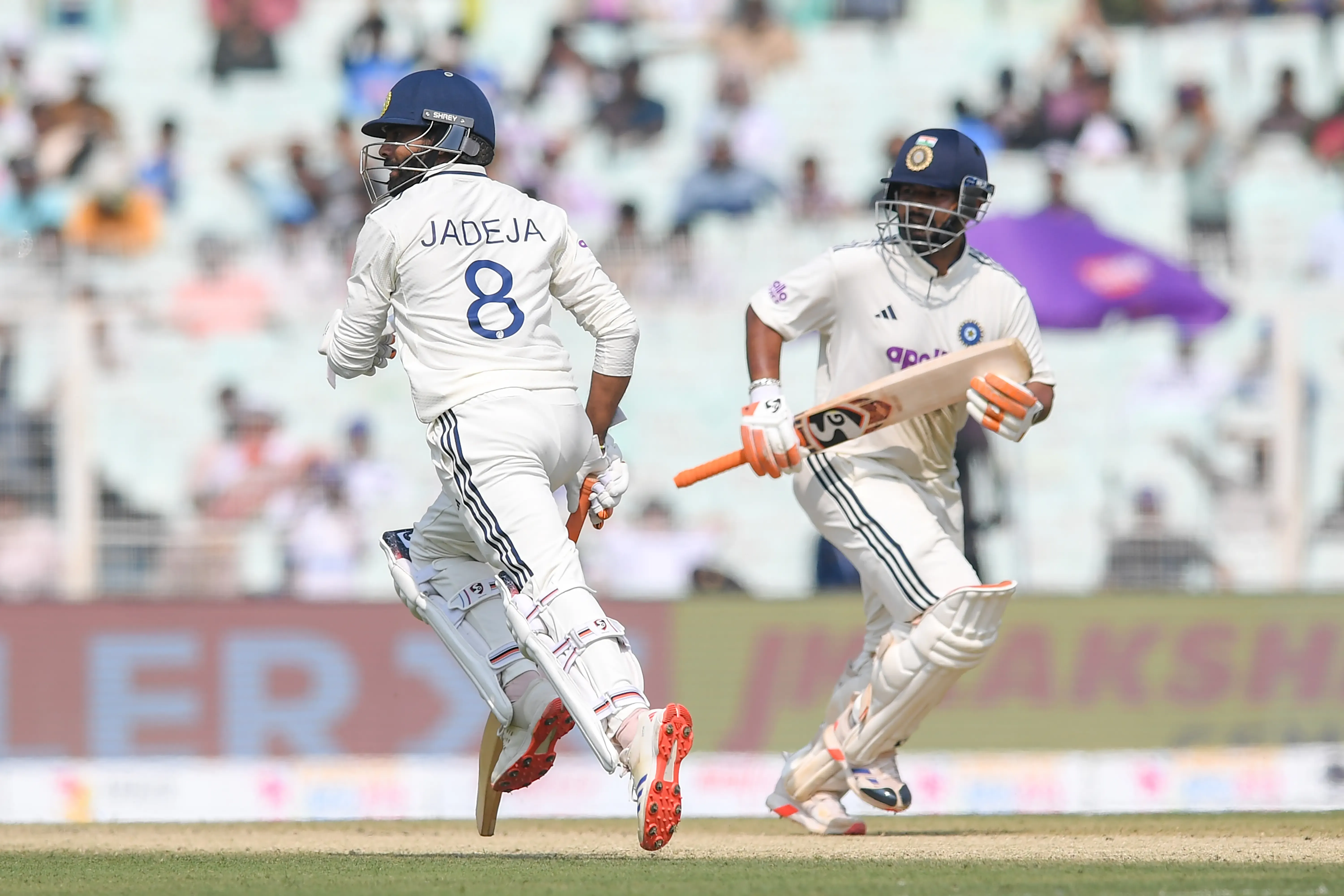 Can Harmer's Four Wickets Propel India to Victory?