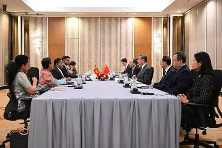 वांग यी ने श्रीलंका के विदेश मंत्री विजिथा हेराथ से मुलाकात की