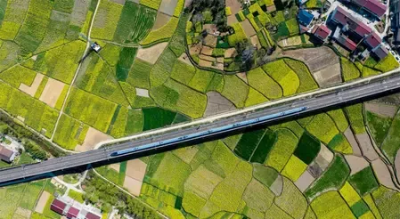 चीन में बड़ी संख्या में यात्रियों ने ट्रेन के जरिए सफर किया