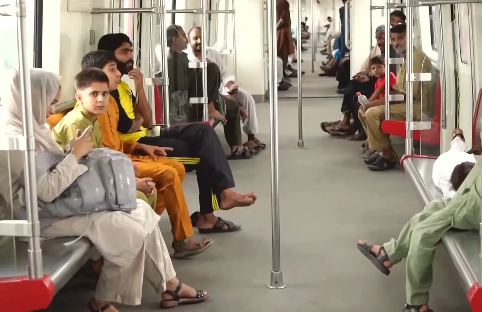 क्या चीन निर्मित मेट्रो पाकिस्तान में तेजी से लोकप्रिय हो रही है?
