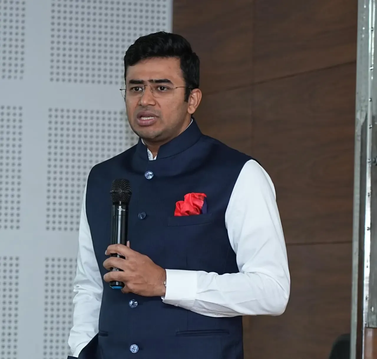 क्या तेजस्वी सूर्या ने कर्नाटक अपार्टमेंट बिल 2025 पर डीके शिवकुमार को महत्वपूर्ण सुझाव दिए?