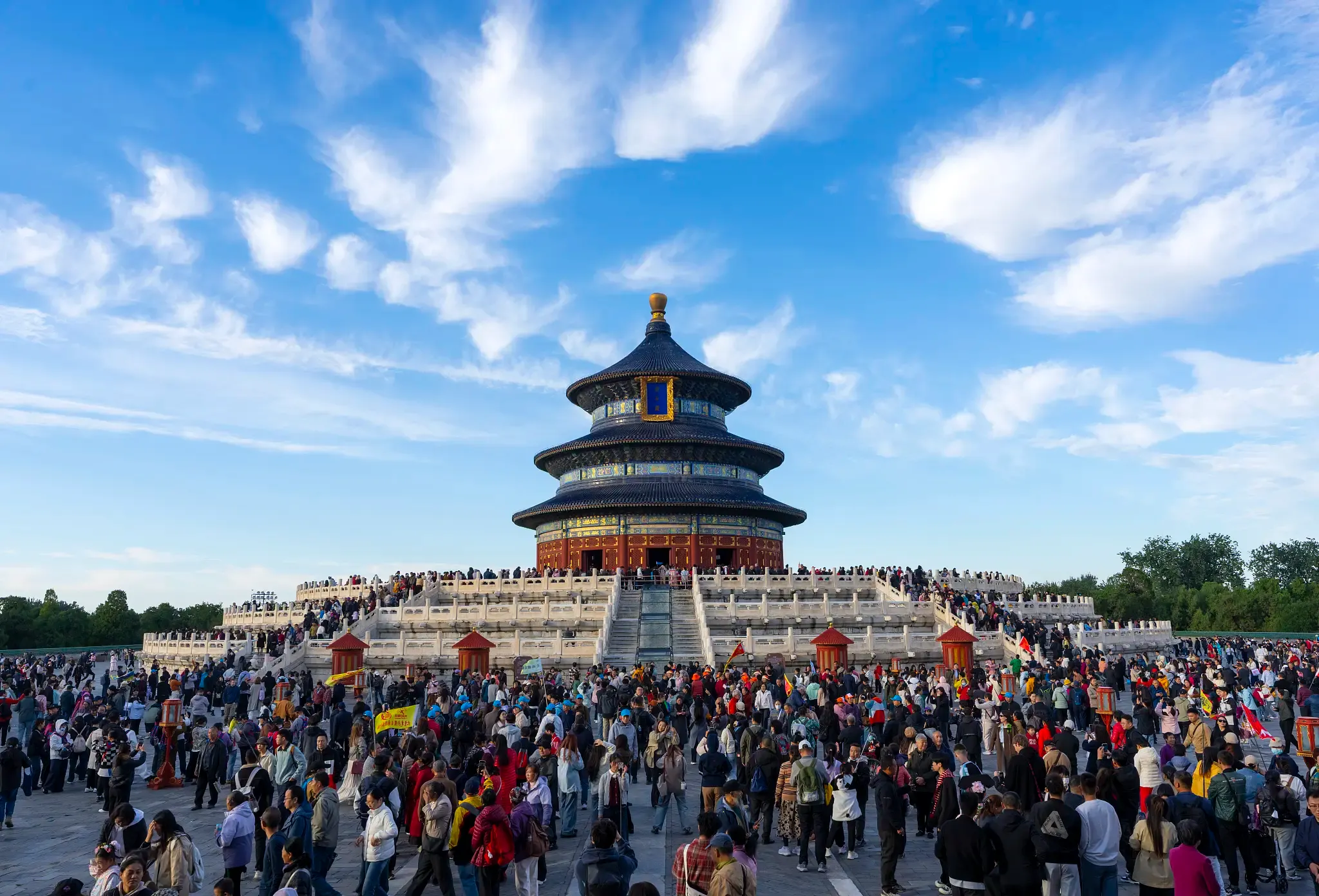 क्या 2025 की पहली तीन तिमाहियों में चीन में लगभग 5 अरब घरेलू यात्राएं हुईं?