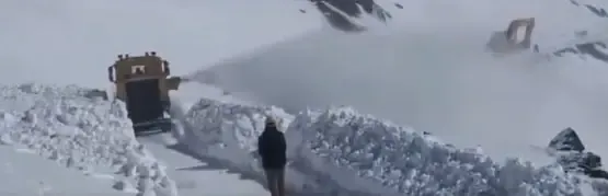 22 Tourists and Passengers Rescued After Snow and Landslide Block J&K's Bandipora-Gurez Road