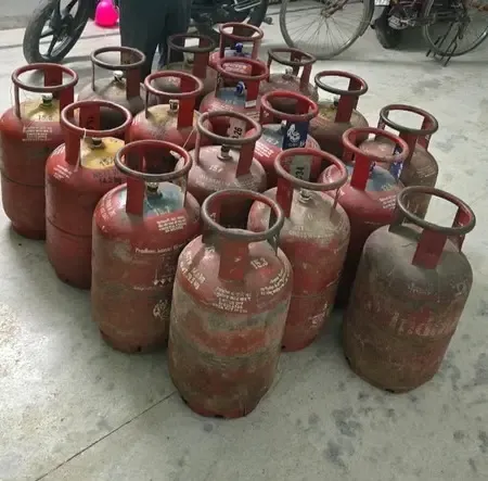 Mumbai Police Crack Down on Illegal LPG Cylinder Storage: 23 Cylinders Seized