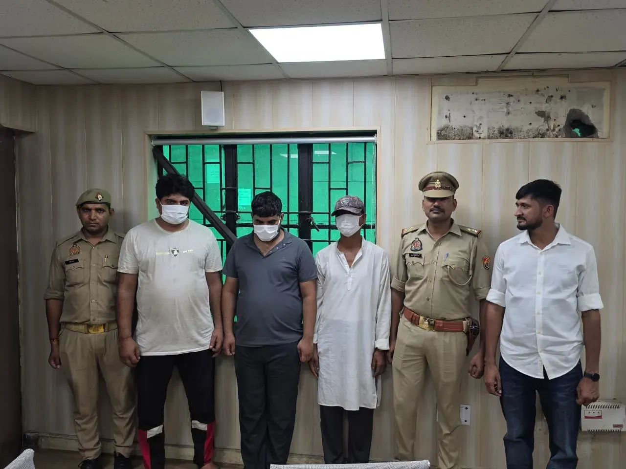 नोएडा पुलिस ने 24 घंटे में दो चोरियाँ सुलझाईं: ₹3 लाख नकद, जेवरात बरामद, तीन गिरफ्तार