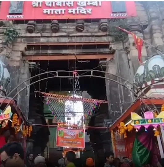 विशाल भक्ति के साथ 24 खंभा मंदिर में निरंजनी अखाड़े की नगर पूजा, विश्व शांति के लिए अर्पित किया गया खास भोग
