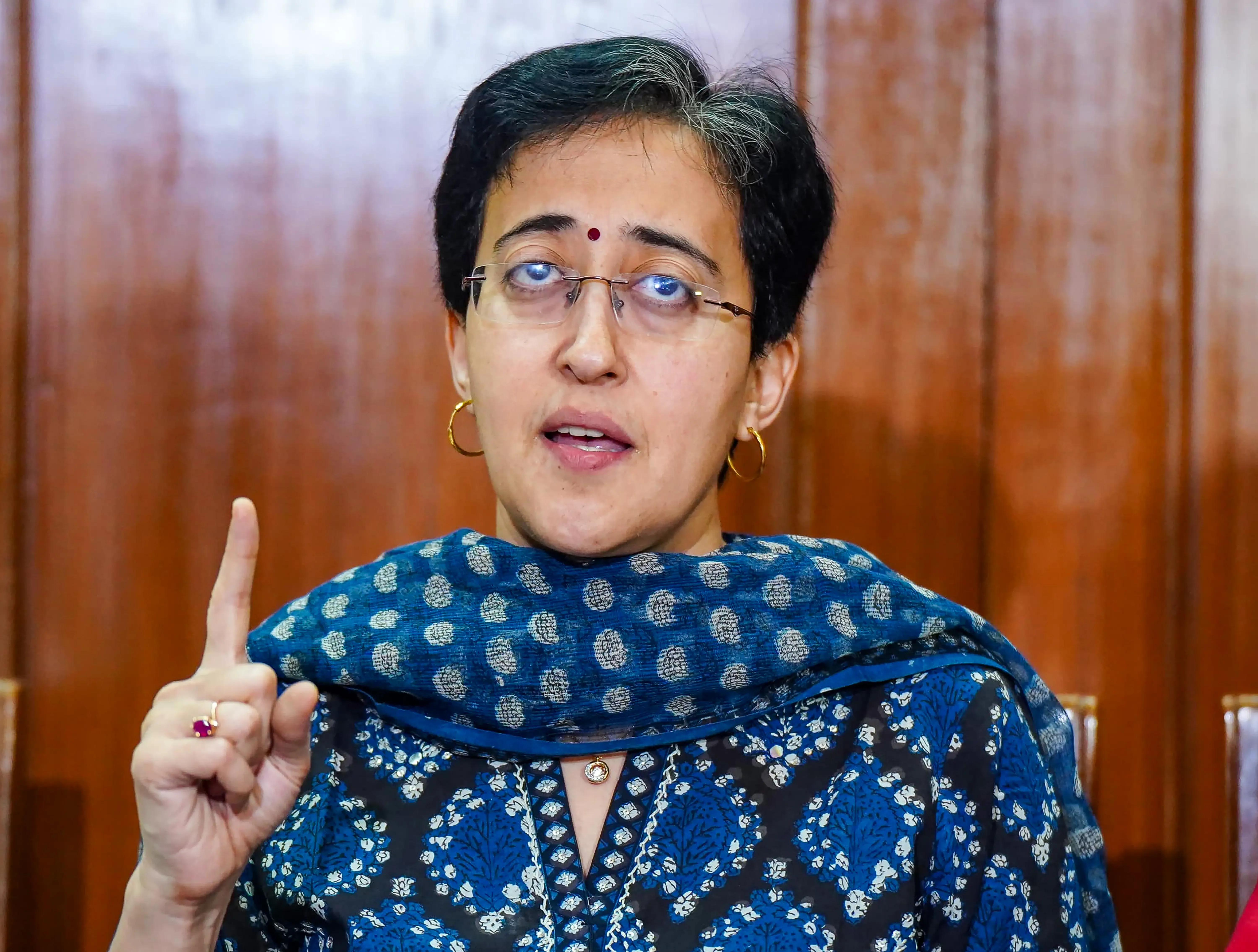 दिल्ली में ₹2500 के वादे पर AAP का हमला, आतिशी बोलीं — 2025 और 2026 का महिला दिवस बीता, एक रुपया नहीं मिला