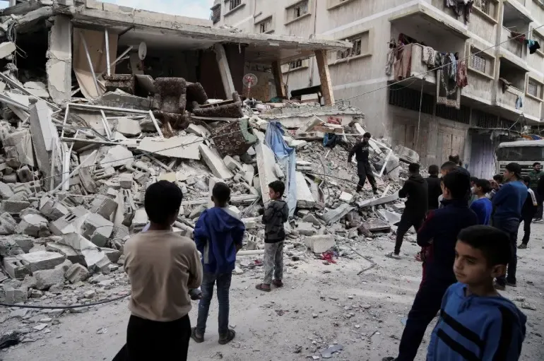 What led to the deaths of 32 Palestinians in Israeli airstrikes across Gaza?