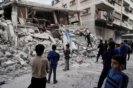 What led to the deaths of 32 Palestinians in Israeli airstrikes across Gaza?