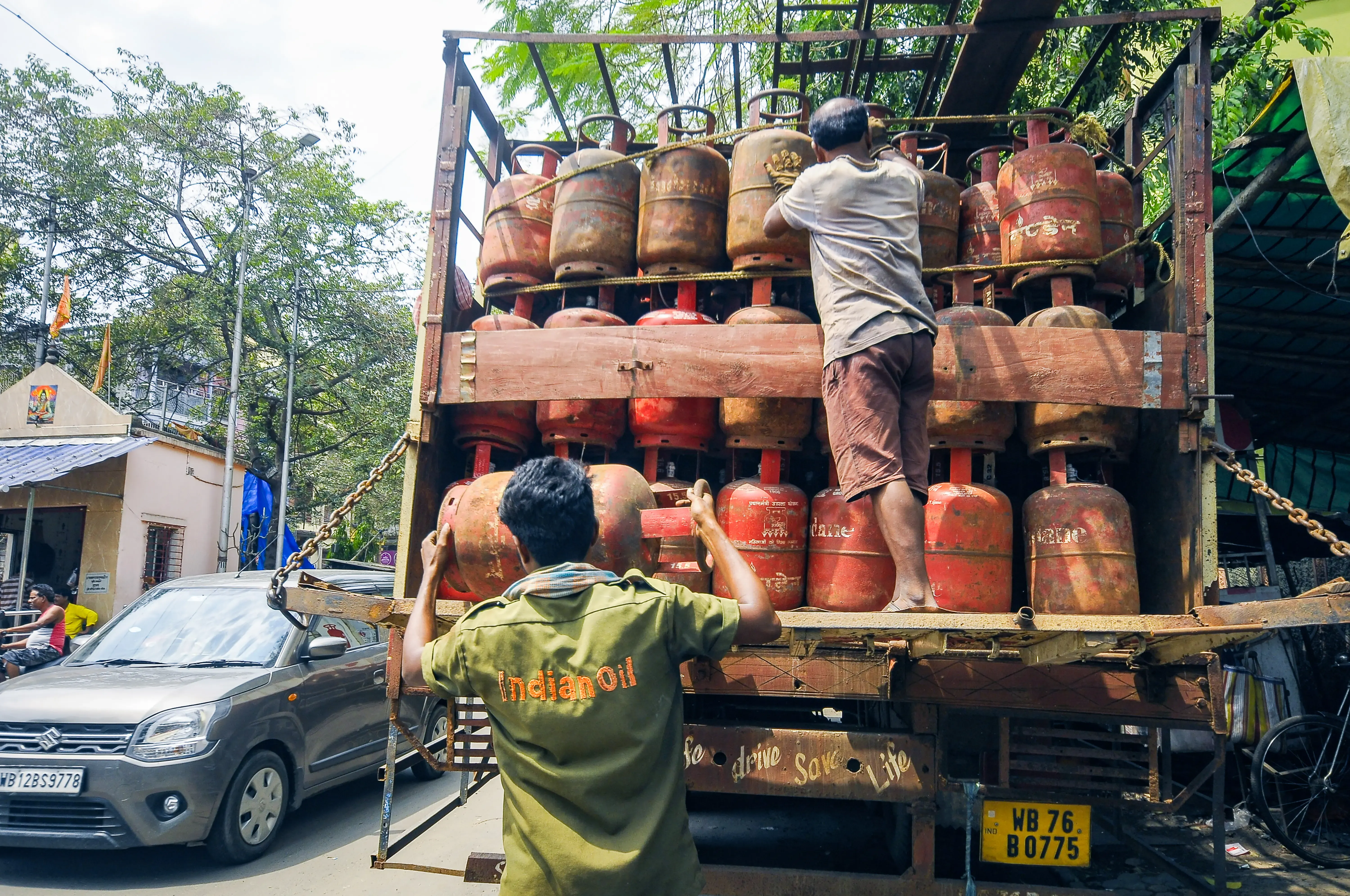 Mumbai's Rationing Department Seizes 451 LPG Cylinders Worth Rs 40.61 Lakh Amid Crackdown