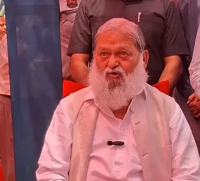 4 मई को ममता बनर्जी बंगाल छोड़कर भाग जाएंगी: अनिल विज