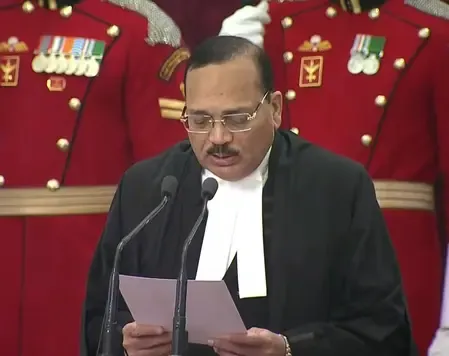 देश के 53वें चीफ जस्टिस बने जस्टिस सूर्यकांत, राष्ट्रपति मुर्मू ने दिलाई शपथ