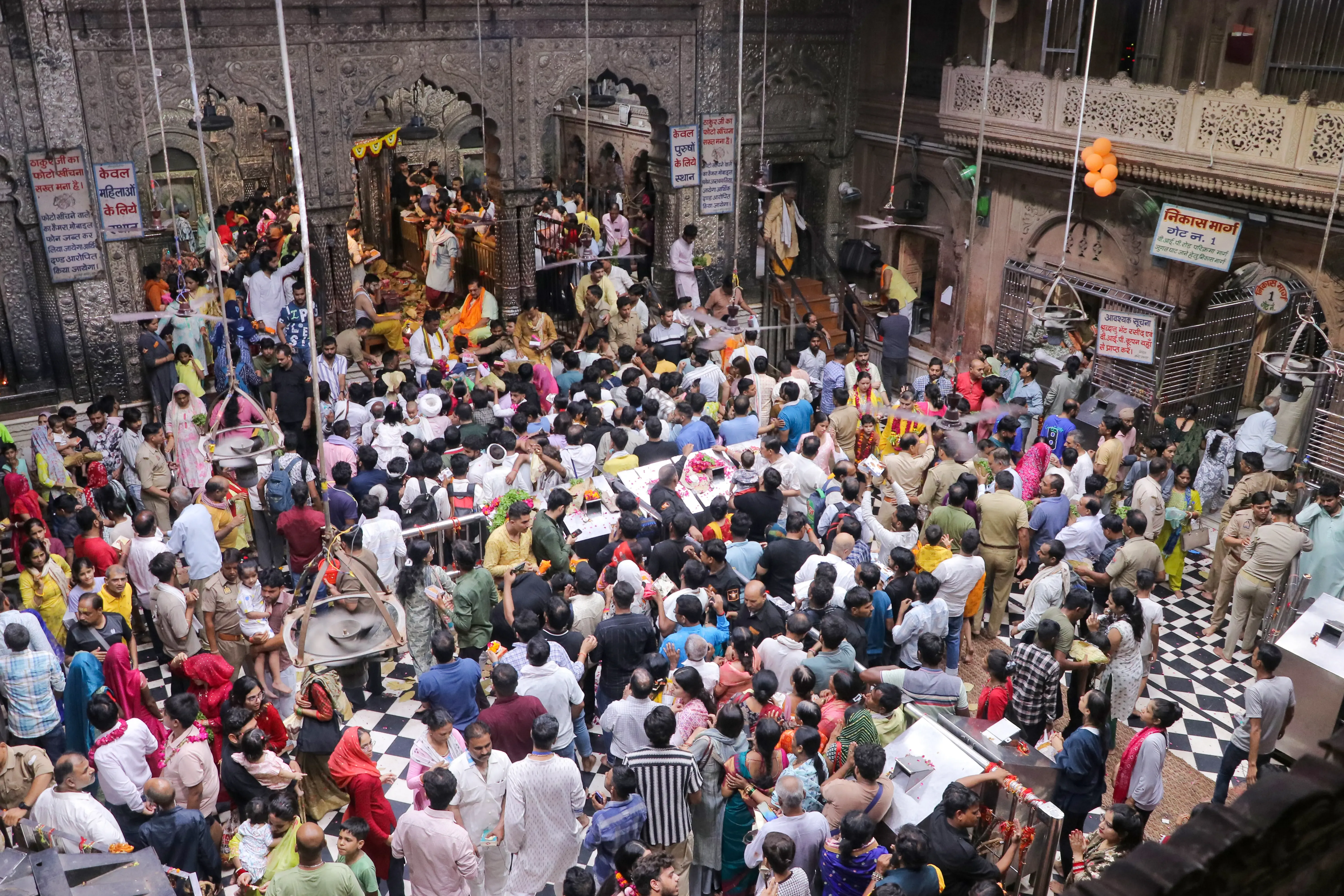 क्या बांके बिहारी मंदिर प्रबंधन ने भक्तों से 5 जनवरी तक वृंदावन आने से परहेज करने की अपील की है?