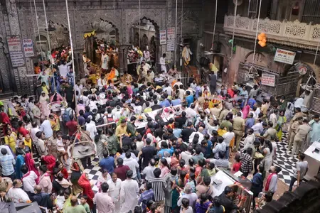 क्या बांके बिहारी मंदिर प्रबंधन ने भक्तों से 5 जनवरी तक वृंदावन आने से परहेज करने की अपील की है?