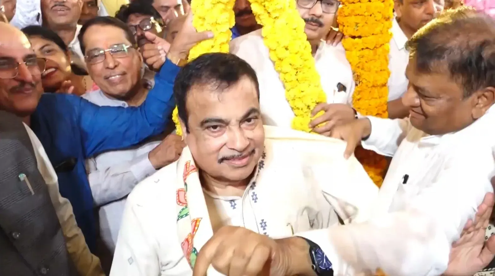 नितिन गडकरी का 68वें जन्मदिन पर संकल्प: 5 साल में 1 लाख युवाओं को खेल सुविधाएं, 25 लाख पेड़ और सस्ते कैंसर इंजेक्शन