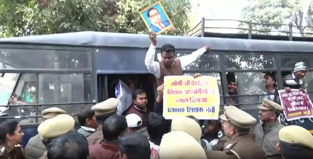 Will the 69,000 Teacher Recruitment Issue Be Resolved? Aspirants Protest in Lucknow Before SC Hearing
