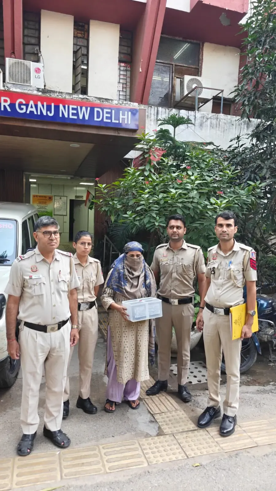 Delhi Police arrest 72-year-old woman for stealing foreign national's bag in Paharganj