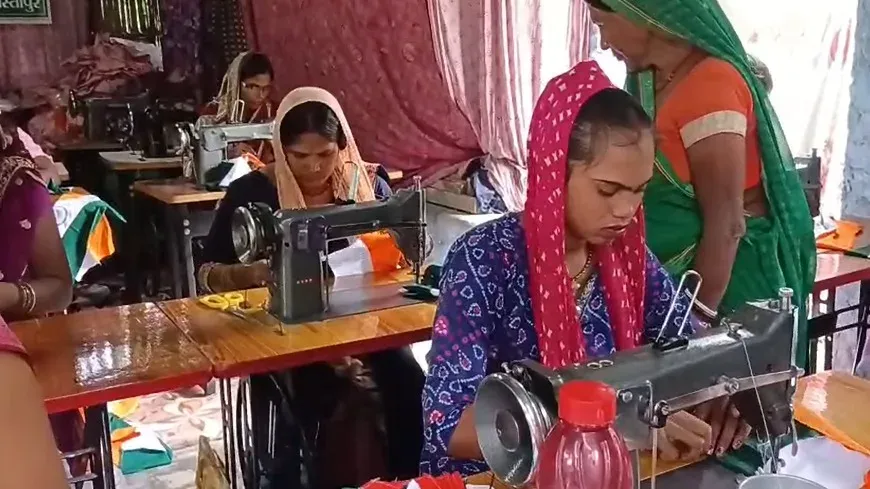 समस्तीपुर में 'हर घर तिरंगा' अभियान: 1,600 जीविका दीदियाँ बना रही हैं 80,000 से अधिक तिरंगे