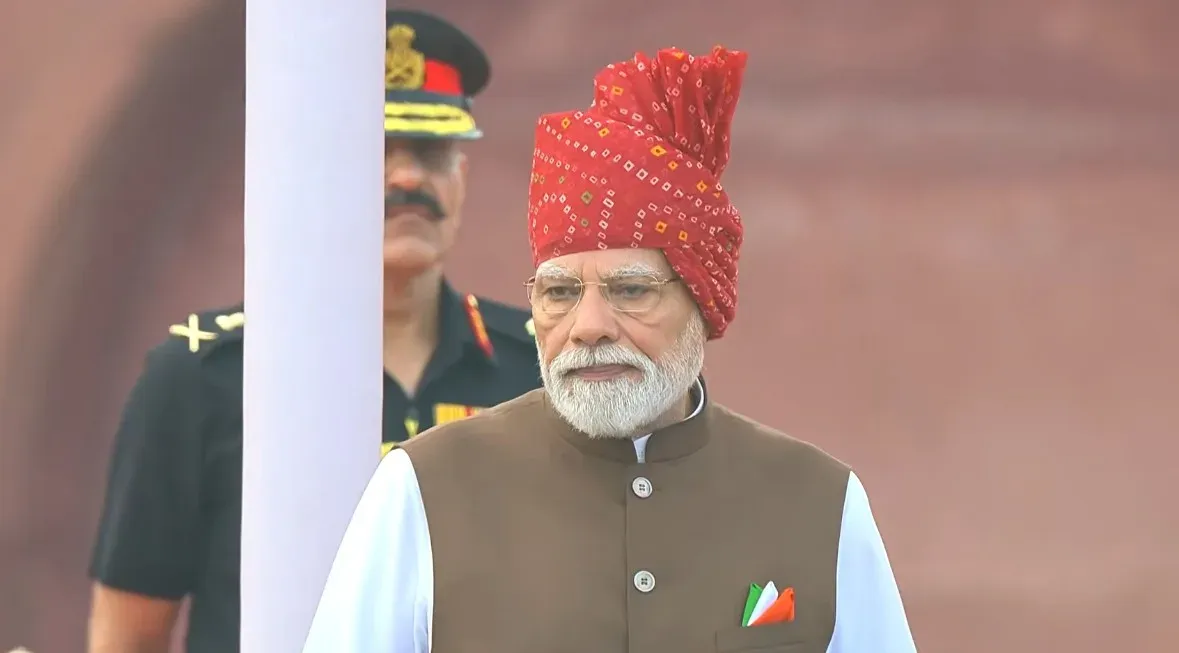 80वें स्वतंत्रता दिवस पर PM मोदी का लाल साफा और चॉकलेट वेस्टकोट, 2014 से 2026 तक का पूरा सफर