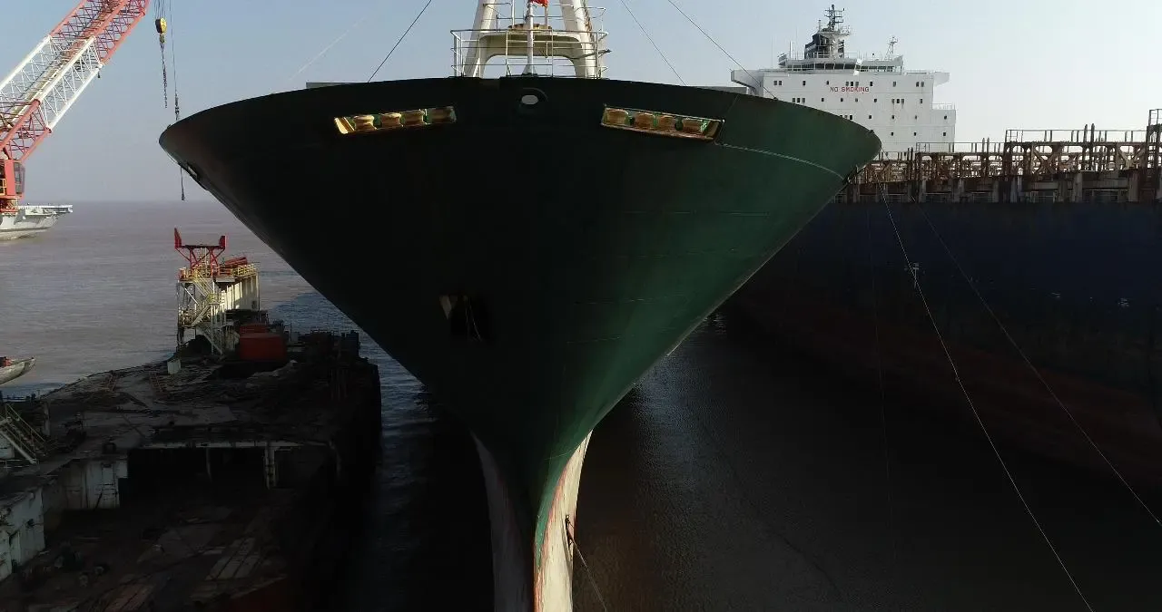 क्या अलंग 8,800 से अधिक जहाज रीसाइक्लिंग और 32 प्रतिशत वैश्विक योगदान के साथ शिप रीसाइक्लिंग का 'ग्रीन मॉडल' बन गया है?