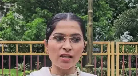 अयोध्या पौल का निरहुआ पर हमला, बोलीं- उनका व्यवहार नहीं बदला तो मिलेगा जवाब 