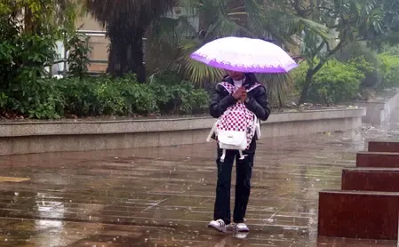 दिल्ली-एनसीआर में हुई झमाझम बारिश, लोगों को गर्मी से मिली राहत