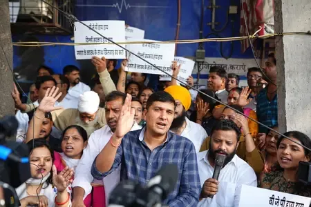 दिल्ली में आम आदमी पार्टी का प्रदर्शन, सरकार पर लगाए कई आरोप