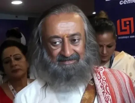 क्या खेल में राजनीति नहीं होनी चाहिए? पाकिस्तान के साथ खेलने का फैसला देश के युवाओं पर : श्री श्री रविशंकर
