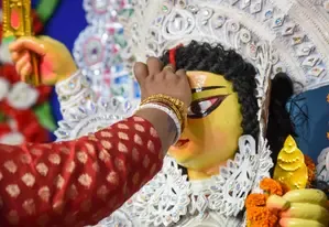 क्या देवी विसर्जन सम्मान और भक्ति का प्रतीक है? मां की 'विदाई' में छुपा है खास संदेश