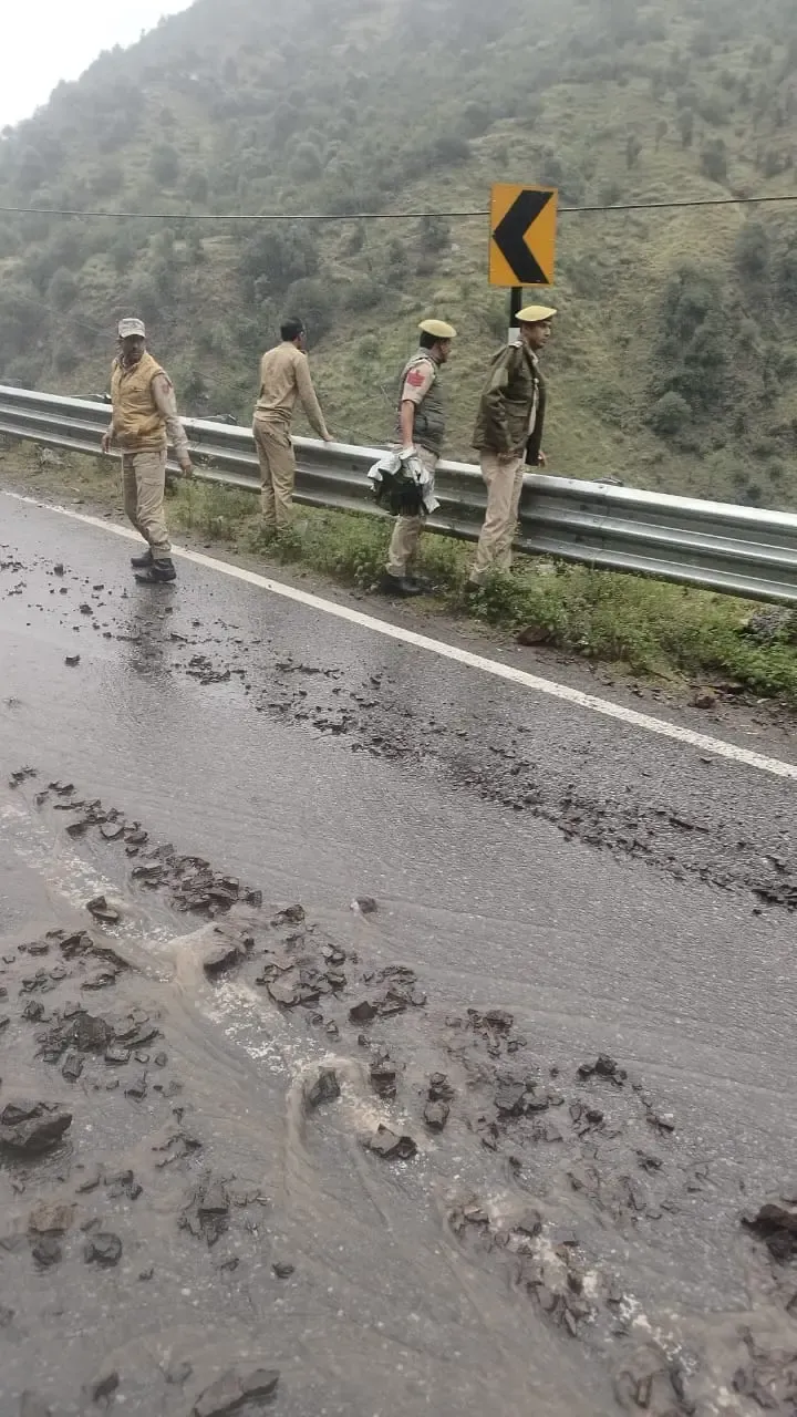 क्या डोडा पुलिस ने भारी बारिश और भूस्खलन के कारण यातायात बंद किया?