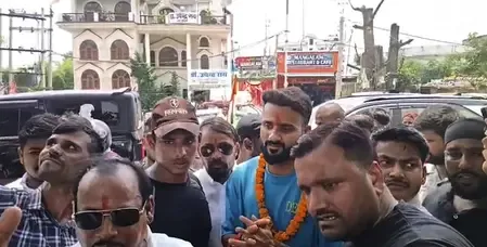 इंग्लैंड से लौटे आकाश दीप, रोहतास में फैंस ने किया अपने हीरो का जोरदार स्वागत