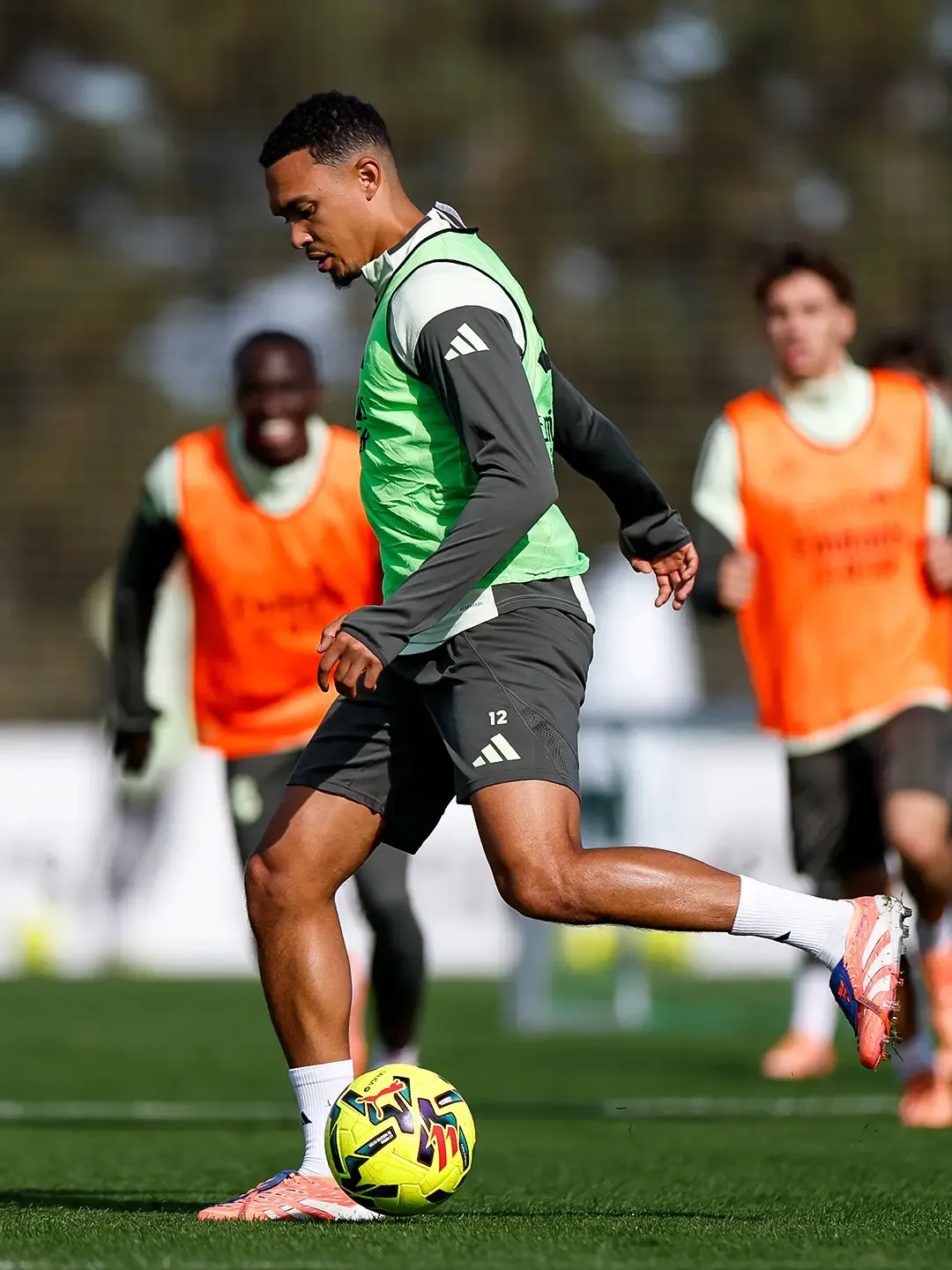 क्या रविवार का दिन फुटबॉल में रियल मैड्रिड और बार्सिलोना के लिए महत्वपूर्ण है?