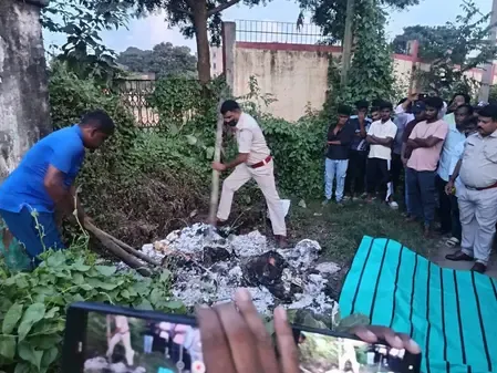 क्या झारखंड में हत्या के बाद बोरी में बंद शव को कचरे में जलाने की कोशिश की गई?