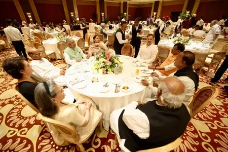 मल्लिकार्जुन खड़गे ने किया डिनर का आयोजन, विपक्षी सांसदों ने सरकार को घेरा