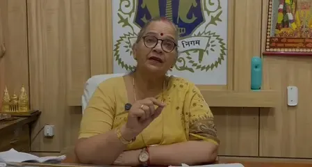 लखनऊ की मेयर का अफसरों पर गुस्सा, मुख्यमंत्री से करेंगी शिकायत