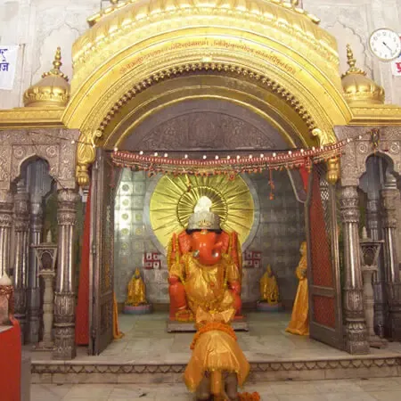 जयपुर : मोती की बूंद जैसी दिखने वाली पहाड़ी पर विराजमान दाहिने सूंड वाले गणपति