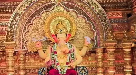 मुंबई में लालबागचा राजा की पहली झलक, हाथ में चक्र, सिर पर मुकुट और बैंगनी धोती... 