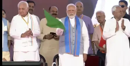 प्रधानमंत्री मोदी ने बिहार को दी 28 परियोजनाओं की सौगात, खुले वाहन पर सवार होकर सीएम नीतीश के साथ मंच तक पहुंचे