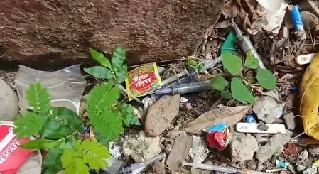 उत्तर प्रदेश : देवरिया के सामुदायिक स्वास्थ्य केंद्र में लापरवाही, खुले में फेंकी गई दवाईयां और अन्य चीजें