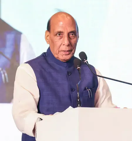 आधुनिक युद्ध सीमाओं से परे, राष्ट्रहित की रक्षा के लिए सशक्त सेना और तैयार नागरिकों का होना जरूरी : रक्षा मंत्री