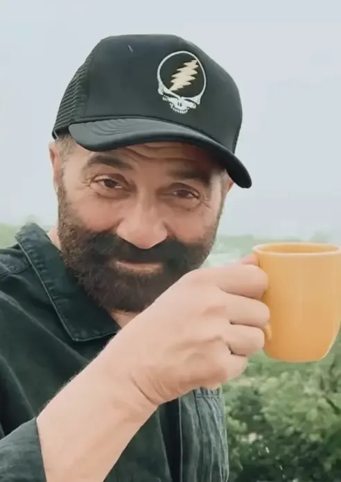 क्या आज 'बॉर्डर 2' का दिन है? सनी देओल मस्ती के मूड में नजर आए