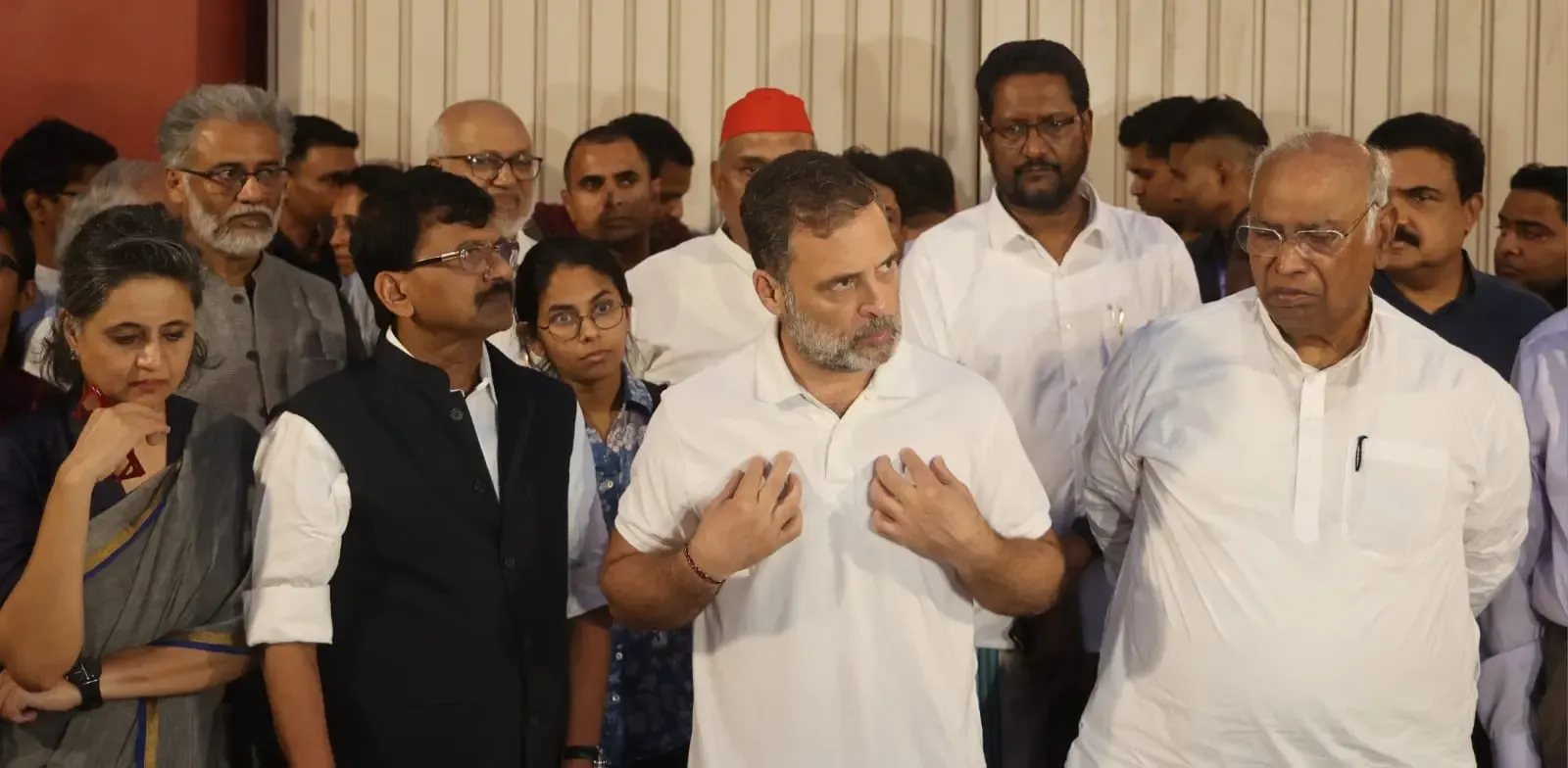 राहुल गांधी का ऐलान: विपक्षी बैठक के बाद बोले — 'लोकतंत्र की लड़ाई आखिरी दम तक जारी रहेगी'